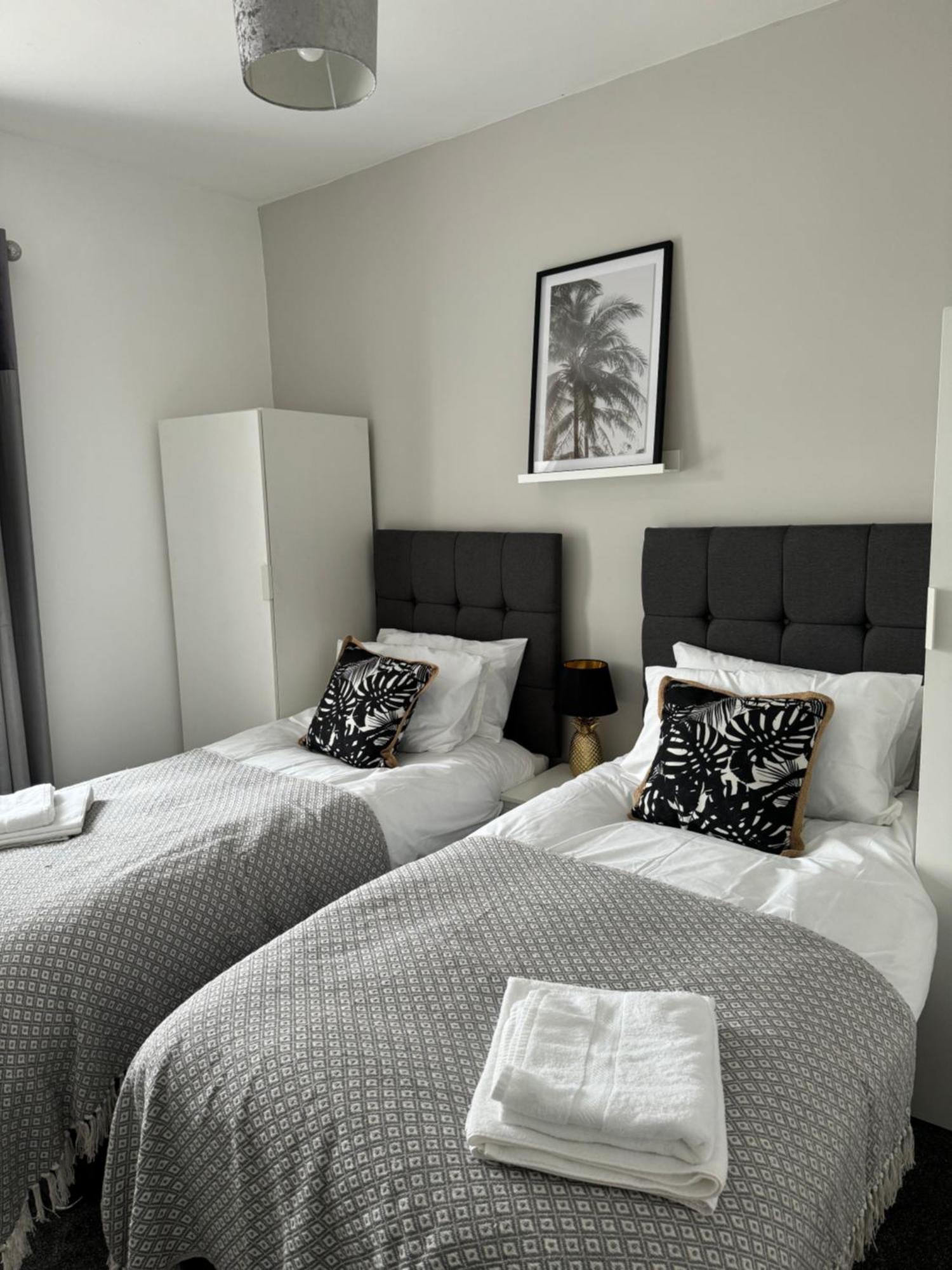 Modern, Spacious And Central Location Aberdare Exterior photo