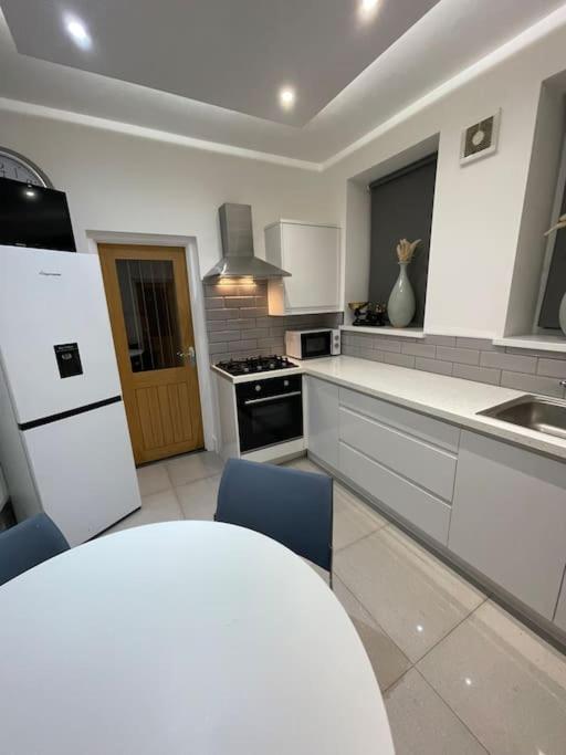 Modern, Spacious And Central Location Aberdare Exterior photo